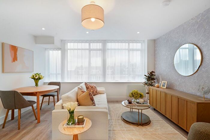 Studio To Rent In Streatham High Road, London, SW16