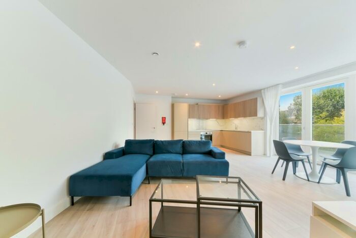 2 Bedroom Flat To Rent In A Red Post Hill London, SE24