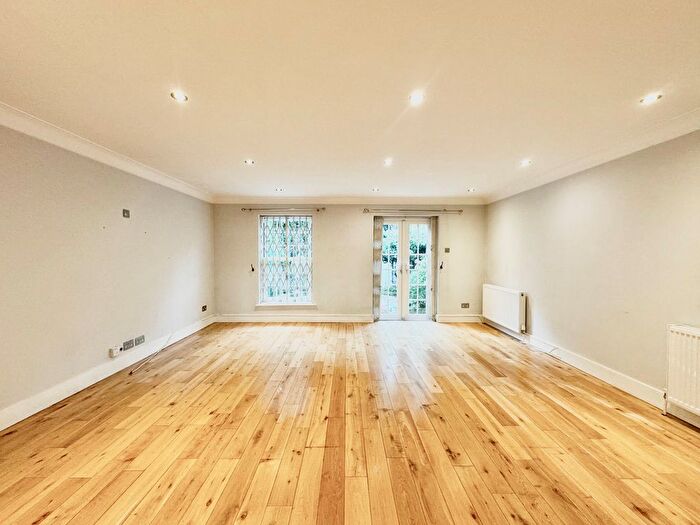 4 Bedroom Town House To Rent In Seaton Close, London, SW15