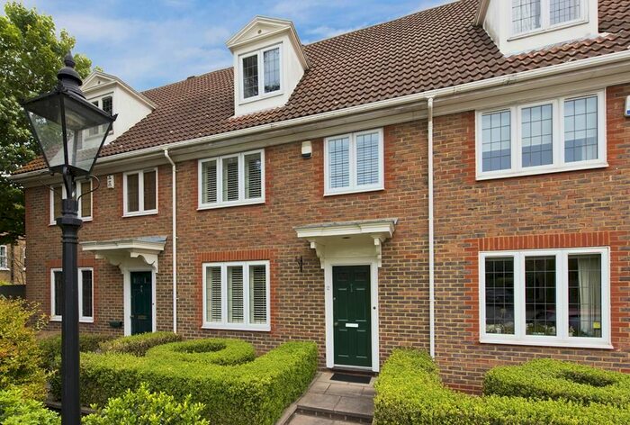 4 Bedroom Terraced House To Rent In Hollly Green, Rosslyn Park, KT13