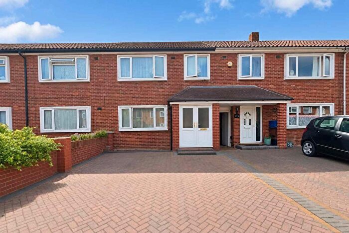 2 Bedroom Terraced House For Sale In Saxon Avenue, Hanworth, Middlesex, TW13
