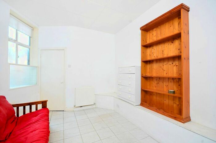 Studio To Rent In Goldhawk Road, Shepherd's Bush, London, W12