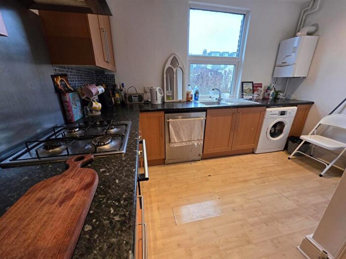 1 Bedroom Flat To Rent In Daisy Road, South Woodford, E18