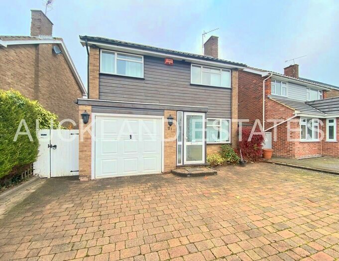 3 Bedroom Detached House To Rent In Lulworth Avenue, Goffs Oak, EN7