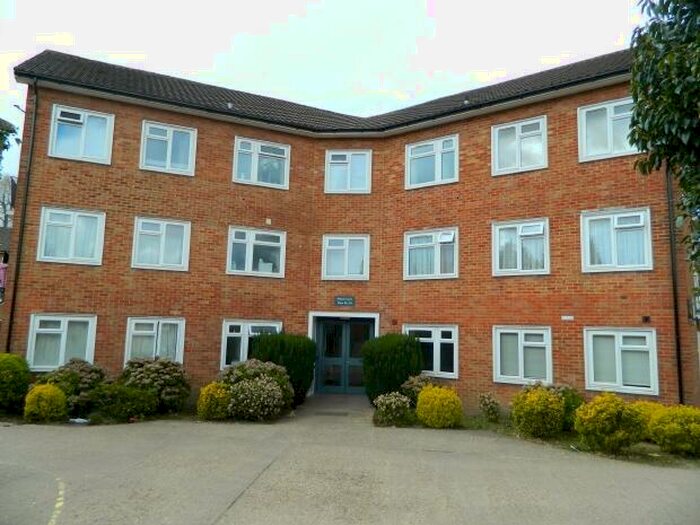 2 Bedroom Flat To Rent In Pelham Court, Horsham, RH12