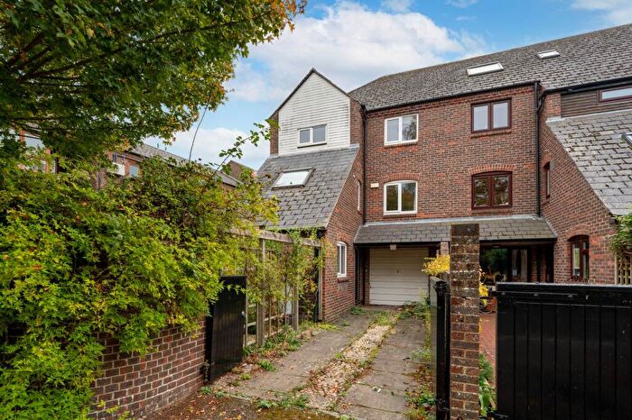 3 Bedroom End Of Terrace House For Sale In Dale Close, Oxford, OX1