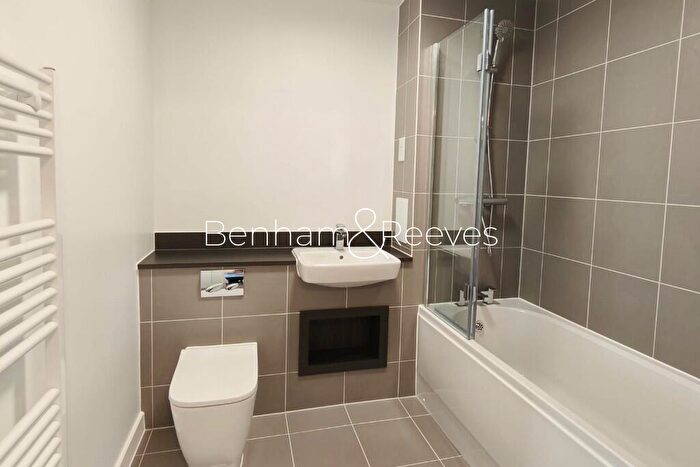 2 Bedroom Flat To Rent In Bermondsey Heights, London, SE15