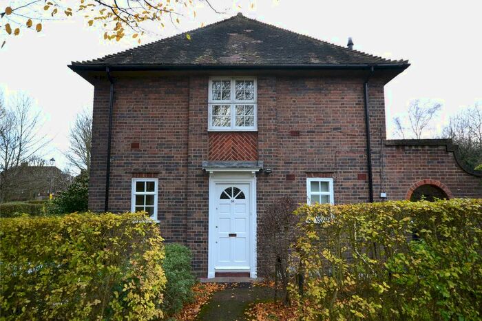 2 Bedroom Maisonette To Rent In Neale Close, London, N2