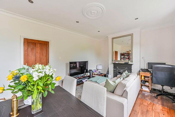 1 Bedroom Flat To Rent In Chatham Road, Between The Commons, London, SW11