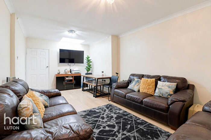 4 Bedroom Semi-Detached House For Sale In Austin Road, Luton, LU3