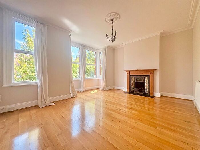 2 Bedroom Flat To Rent In Alexandra Road, Chiswick, W4