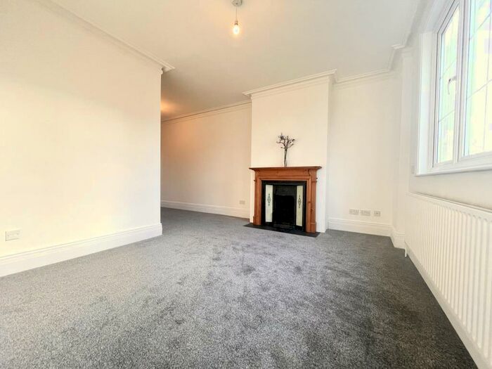 2 Bedroom Flat To Rent In Hillside, Bickley, BR1