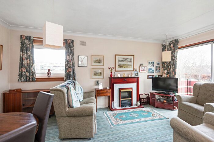 2 Bedroom Flat For Sale In / West Craigs Crescent, Edinburgh, EH12