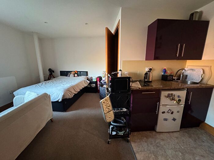 Studio To Rent In Sunny Place, London, NW4