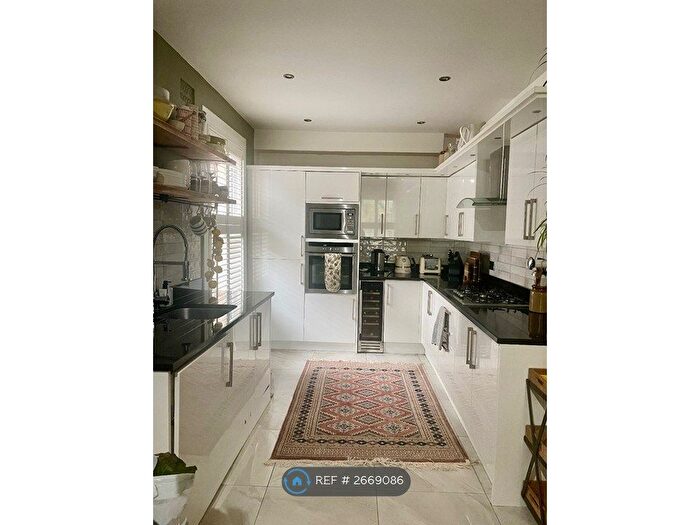 3 Bedroom Maisonette To Rent In London, London, SW16