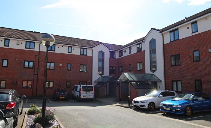 2 Bedroom Flat To Rent In Dean Court, Bolton, BL1