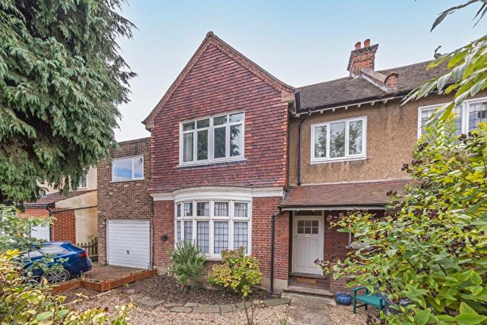 1 Bedroom Flat To Rent In Lingfield Avenue, Surbiton, KT1