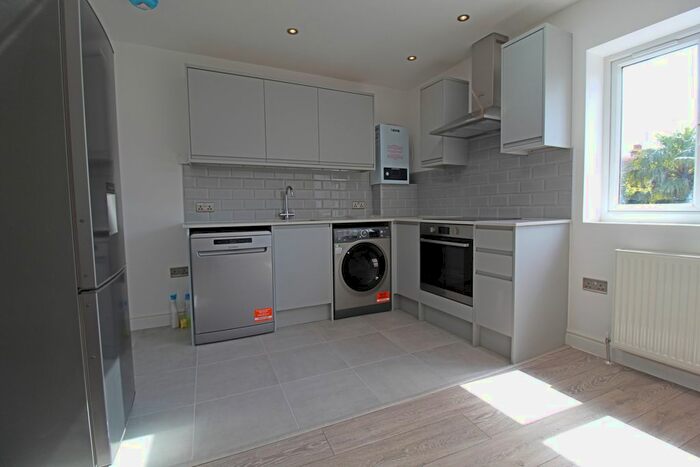3 Bedroom Flat To Rent In Upper Richmond Road West, London, SW14