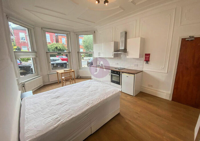 Apartment To Rent In Manstone Road, Kilburn, London, NW2