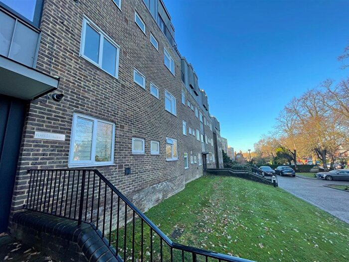 2 Bedroom Property To Rent In Great North Road, London, N2