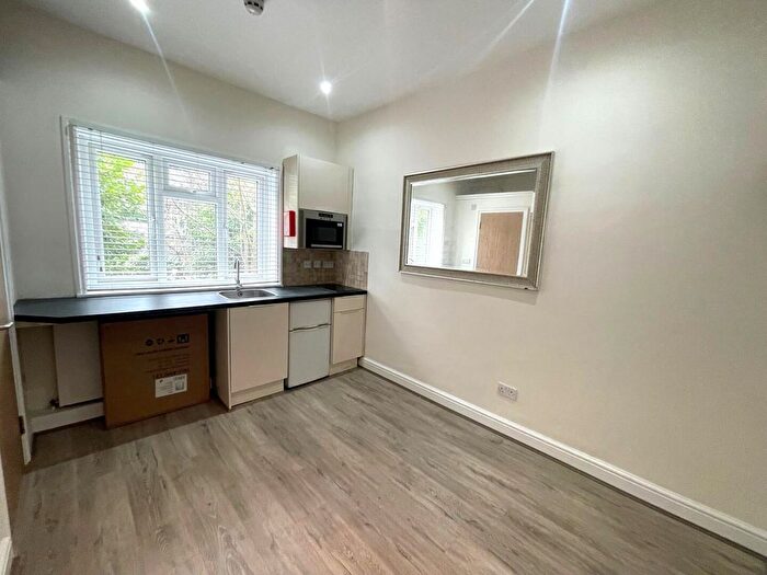 Studio To Rent In Finsbury Park Road, Finsbury Park, London, N4
