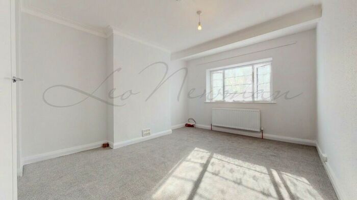 3 Bedroom Flat To Rent In The Drive, London, E18