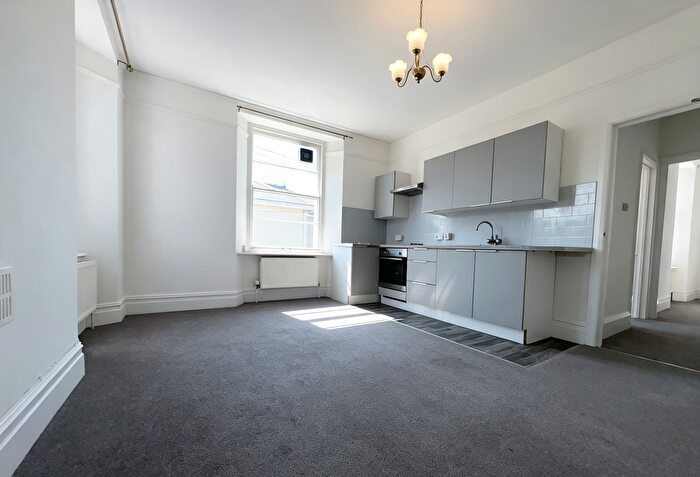 2 Bedroom Flat To Rent In St. Margarets Road, Torquay, TQ1