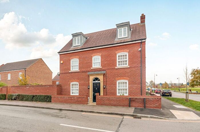 4 Bedroom Semi-Detached House For Sale In Lewis Close, Bedford, MK42