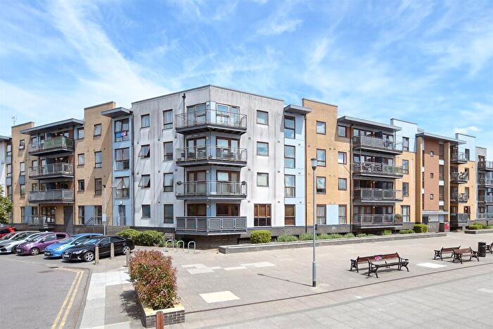 2 Bedroom Flat For Sale In Commonwealth Drive, Three Bridges, Crawley, West Sussex, RH10