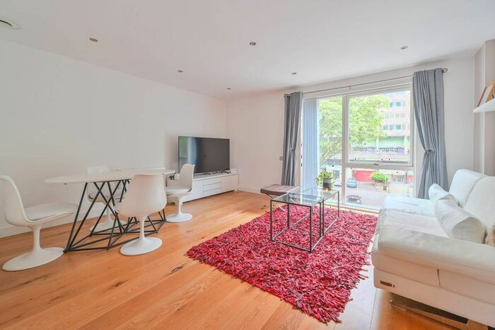 2 Bedroom Flat For Sale In East Street, Elephant And Castle, London, SE17