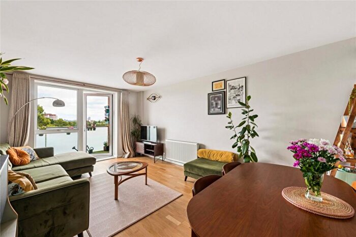 3 Bedroom Apartment For Sale In Bathurst Square, London, N15