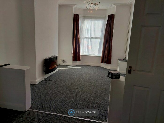 3 Bedroom Semi-Detached House To Rent In Welholme Road, Grimsby, DN32