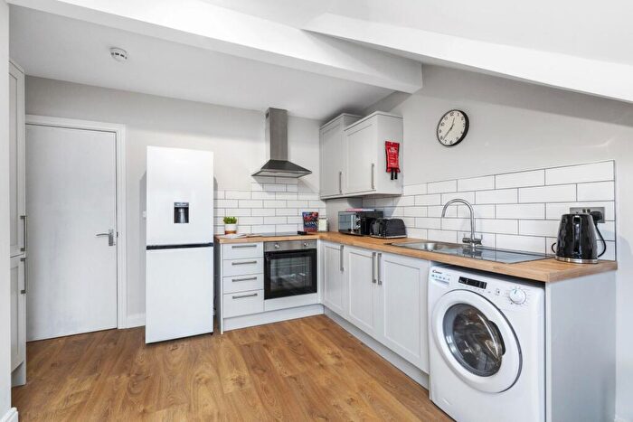 3 Bedroom Flat To Rent In Headingley Mount, Leeds, LS6