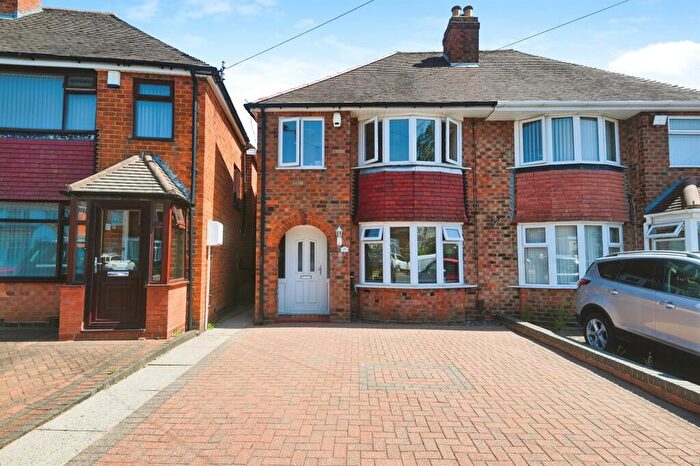3 Bedroom Semi Detached House For Sale In Waddington Avenue, Birmingham, B43