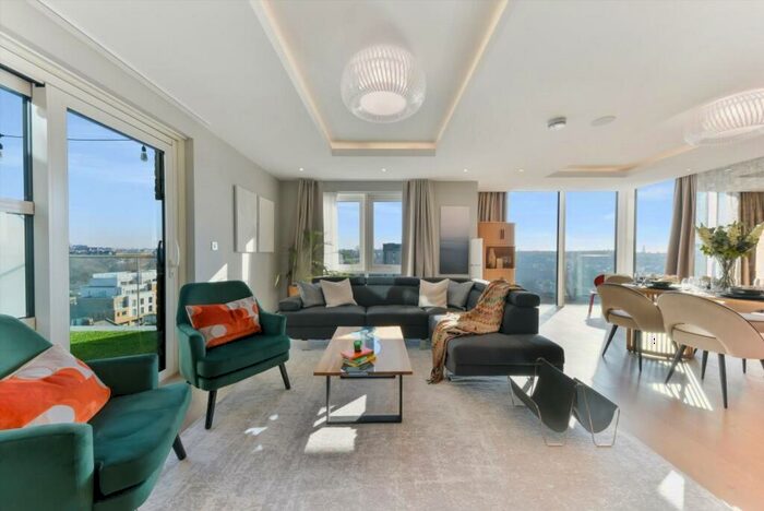 3 Bedroom Flat To Rent In Juniper Drive, London, SW18