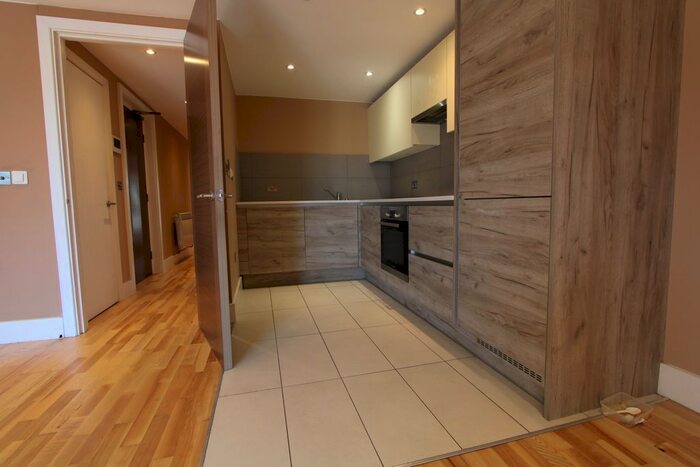 2 Bedroom Flat To Rent In London Road, Kingston, KT2