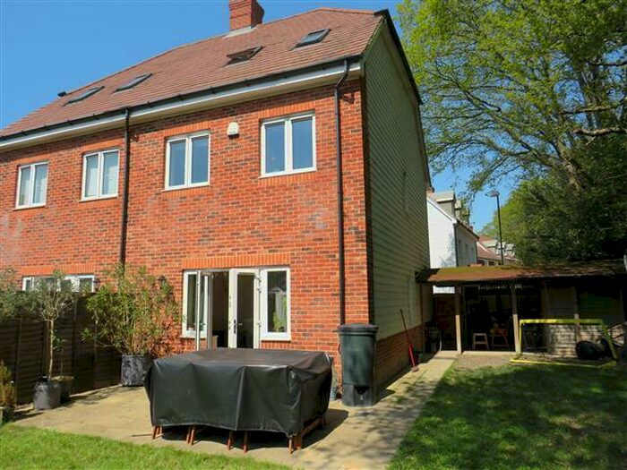 3 Bedroom House To Rent In Leafield Close, Crawley, RH10