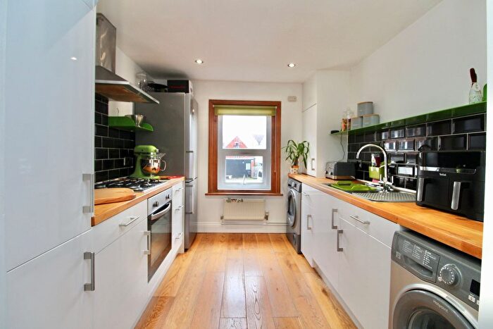 1 Bedroom Flat For Sale In South Street, Pennington, Lymington, SO41