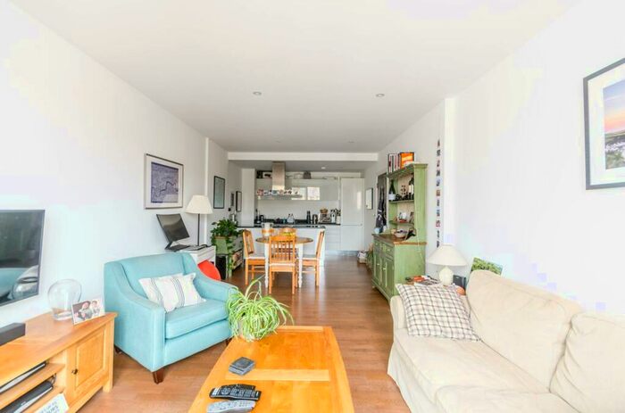 2 Bedroom Flat To Rent In Alexandra Avenue, Battersea Park, London, SW11