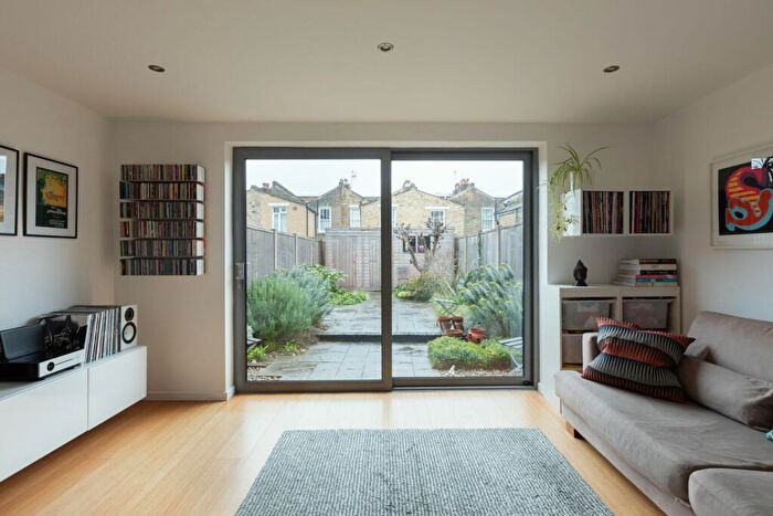 2 Bedroom Maisonette For Sale In Bancroft Road, Walter Besant House, E1