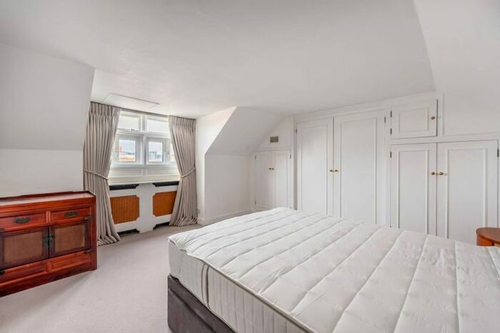 2 Bedroom Flat To Rent In Pont Street, Knightsbridge, London, SW1X