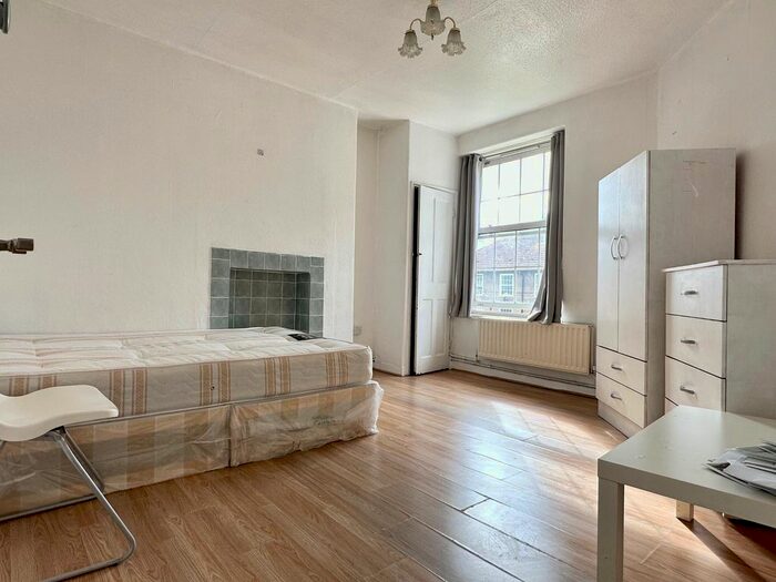 5 Bedroom Flat To Rent In Chicksand Street, Brick Lane/Aldgate East, E1