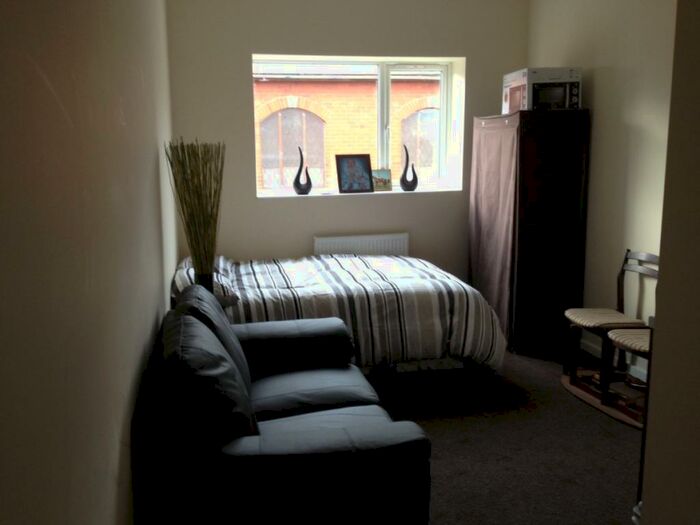 Studio To Rent In Kelvin Grove, Wombwell, S73