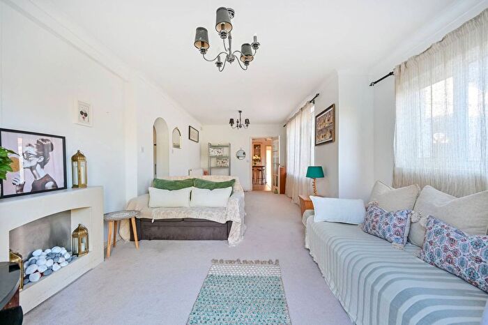 4 Bedroom Bungalow For Sale In Orchardville, Burnham, Slough, SL1