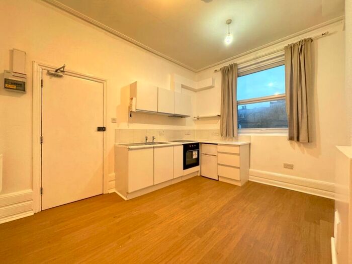 Flat To Rent In Hornsey Road, Archway, N19
