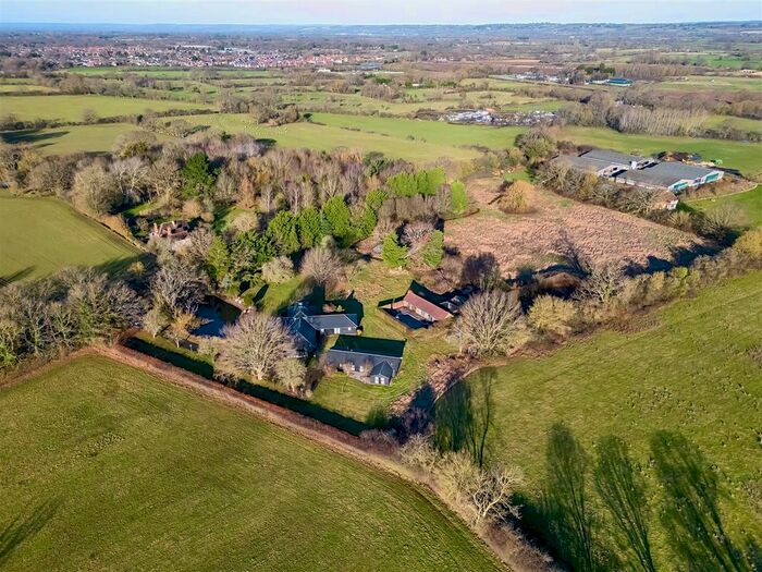 5 Bedroom Chalet For Sale In Cradducks Lane, Staplehurst, Tonbridge, TN12