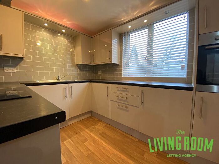 2 Bedroom Flat To Rent In Ffordd Garthorne, Cardiff Bay, Cardiff, CF10