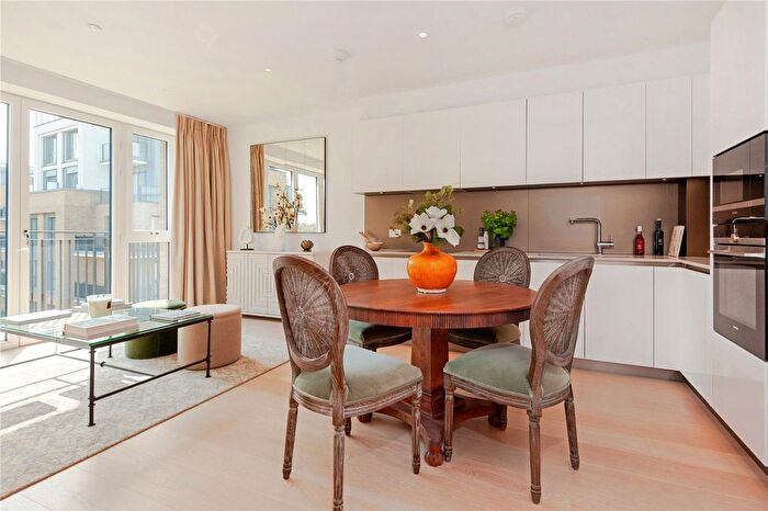 2 Bedroom Flat To Rent In Pinewood Gardens, Teddington, TW11