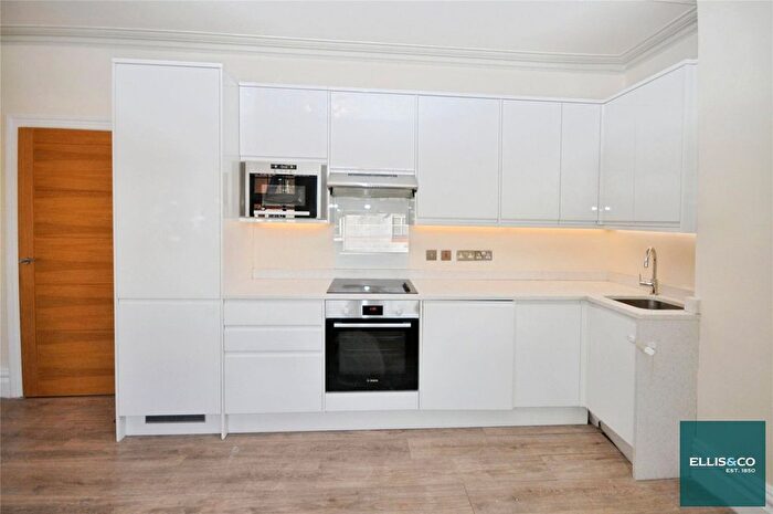 2 Bedroom Flat To Rent In High Road, North Finchley, N12
