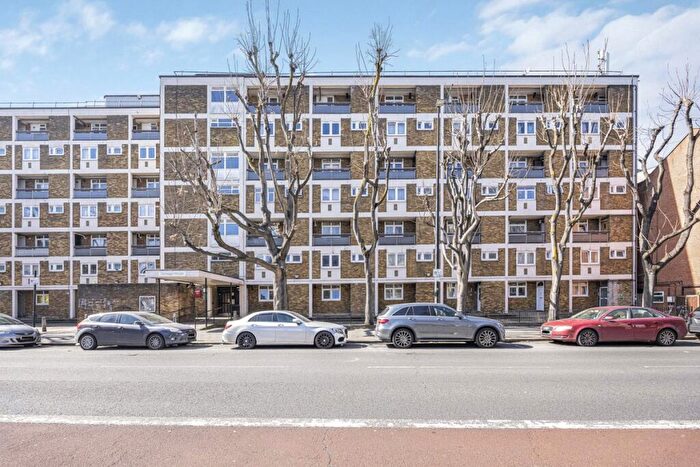 3 Bedroom Maisonette For Sale In Cambridge Heath Road, London, E1